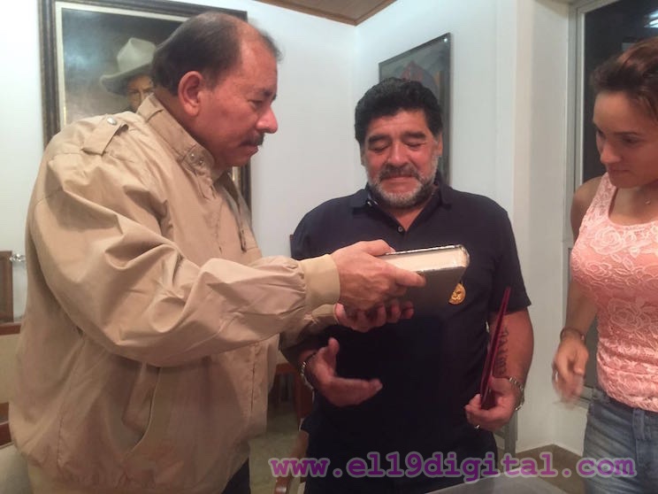 Presidente Daniel Ortega impone Orden Augusto C. Sandino a Diego Armando Maradona